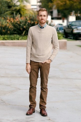 Как носить коричневые джинсы с светло-коричневым свитером с круглым вырезом мужчине