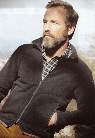 Какие свитера на молнии носить с коричневыми джинсами мужчине