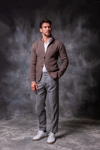 С чем носить коричневый вязаный пиджак мужчине
