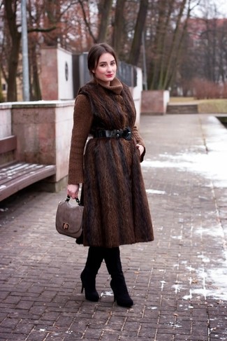 С чем носить коричневую вязаную водолазку женщине