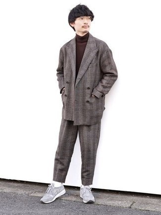 С чем носить коричневую вязаную водолазку мужчине