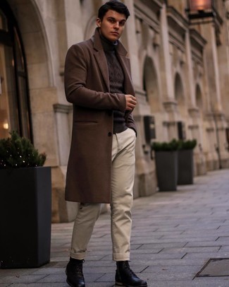 С чем носить коричневую вязаную водолазку мужчине