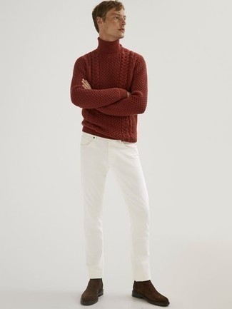 Как носить коричневую вязаную водолазку с белыми джинсами мужчине