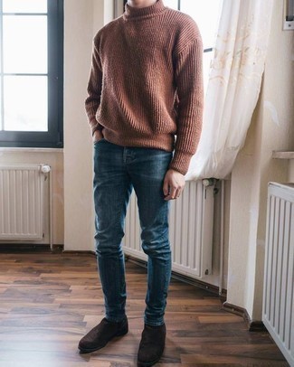 Как носить коричневую шерстяную вязаную водолазку с синими джинсами мужчине