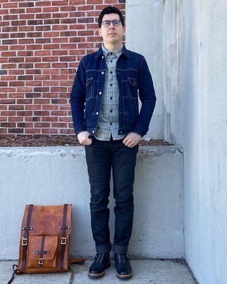 С чем носить коричневый кожаный рюкзак мужчине