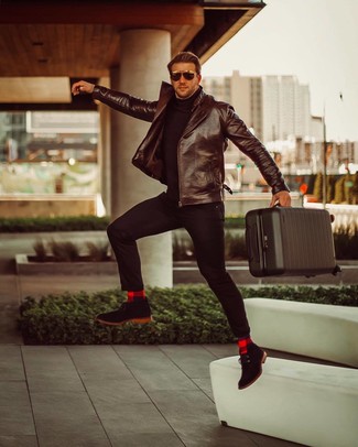 Как носить коричневую кожаную косуху с черными брюками чинос