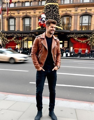 Как носить коричневую кожаную косуху с темно-синими джинсами мужчине