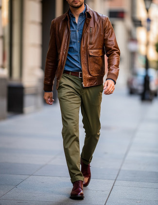 Как носить коричневую кожаную косуху с оливковыми брюками чинос