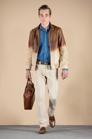 Как носить коричневый кожаный бомбер с бежевыми брюками чинос