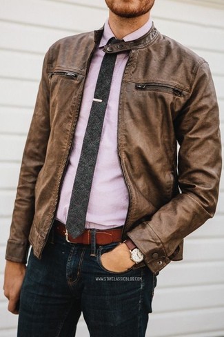 Как носить коричневый кожаный бомбер с черными джинсами мужчине