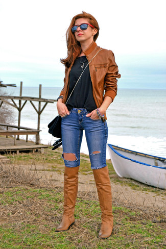 Как носить коричневый кожаный бомбер с коричневыми кожаными сапогами