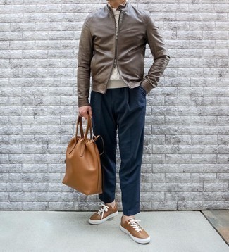 Как носить коричневый кожаный бомбер с темно-синими брюками чинос