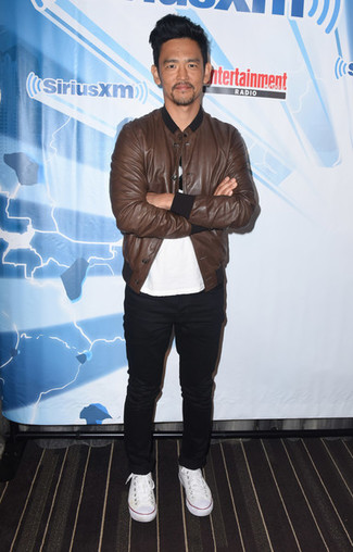 Как носить коричневый кожаный бомбер с белыми низкими кедами мужчине