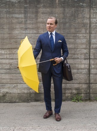 С чем носить коричневый кожаный портфель