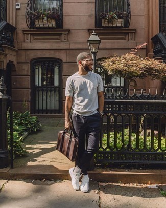 С чем носить коричневый кожаный портфель