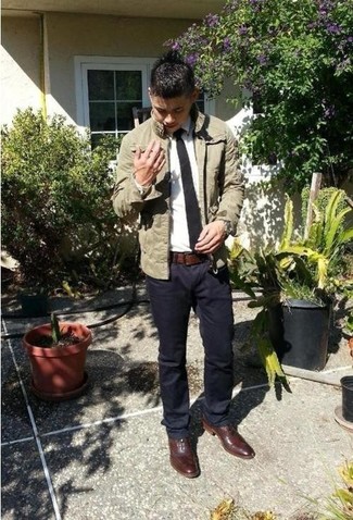 Как носить коричневые кожаные броги с черными брюками чинос
