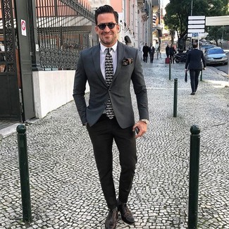 Как носить коричневые кожаные броги с темно-серым пиджаком