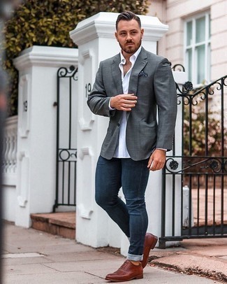 Как носить коричневые кожаные броги с темно-серым пиджаком