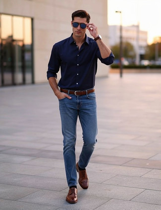 Как носить коричневые кожаные броги с темно-синими джинсами