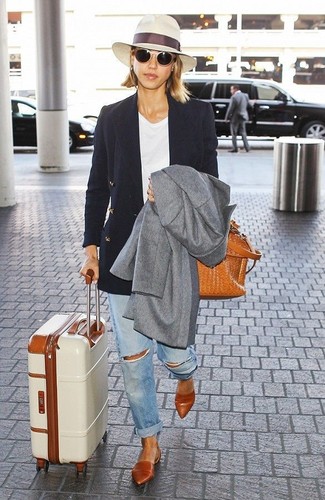 С чем носить коричневую кожаную сумку-мешок