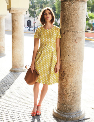 С чем носить коричневую кожаную сумку-мешок