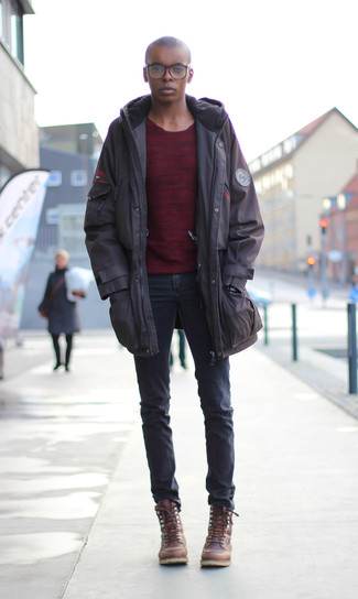 Как носить коричневые кожаные повседневные ботинки с коричневой паркой мужчине