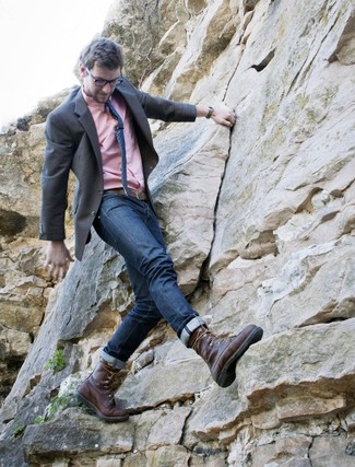 Как носить коричневые кожаные повседневные ботинки с серым пиджаком мужчине