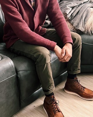 С чем носить коричневые кожаные повседневные ботинки мужчине