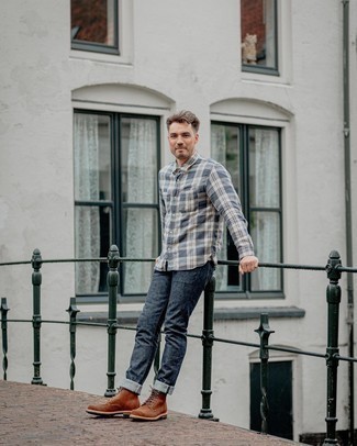 С чем носить коричневые кожаные повседневные ботинки мужчине