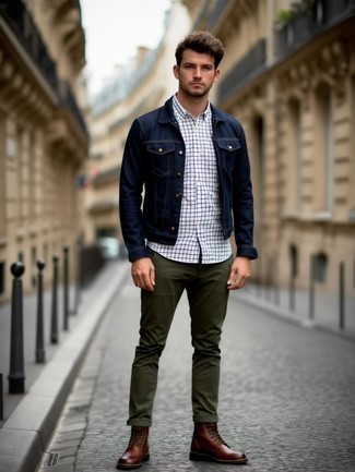 С чем носить коричневые кожаные повседневные ботинки мужчине