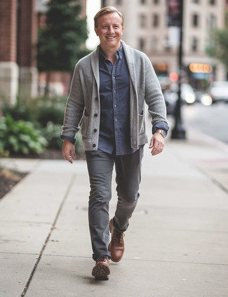 С чем носить коричневые кожаные повседневные ботинки мужчине