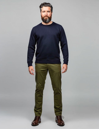 С чем носить коричневые кожаные повседневные ботинки мужчине