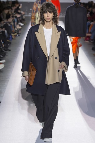 С чем носить коричневый кожаный клатч