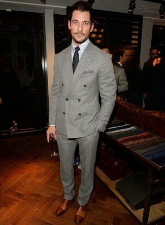 Как носить коричневые кожаные туфли дерби с серым костюмом