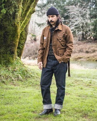 Как носить коричневую кожаную полевую куртку с темно-синими джинсами