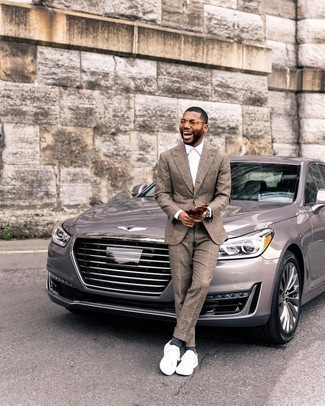 С чем носить коричневые кожаные перчатки мужчине