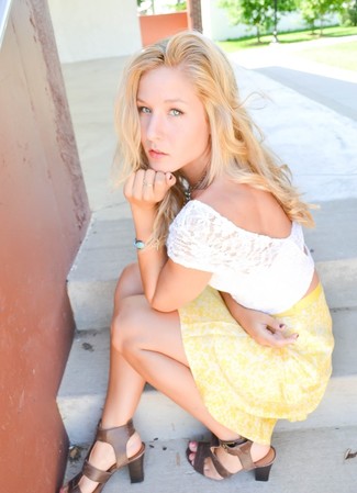 С чем носить коричневые кожаные босоножки на каблуке