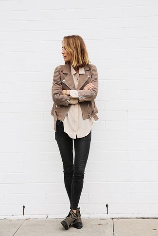 С чем носить коричневую кожаную куртку женщине