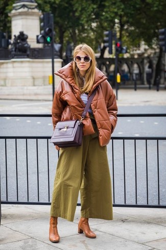 С чем носить коричневую кожаную куртку женщине