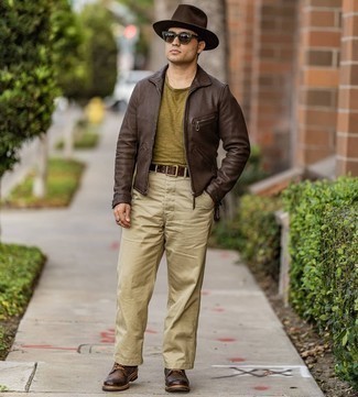 С чем носить коричневую кожаную куртку мужчине