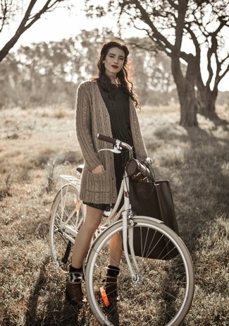 С чем носить коричневые кожаные ботинки на шнуровке женщине