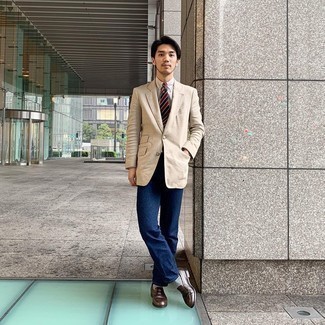 Как носить коричневые кожаные лоферы с бежевым пиджаком мужчине