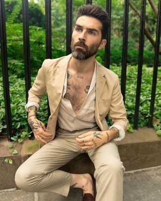 Как носить коричневые кожаные лоферы с бежевым пиджаком мужчине