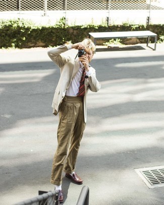 Как носить коричневые кожаные лоферы с бежевым пиджаком мужчине