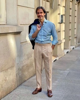 Как носить коричневые кожаные лоферы с темно-синим пиджаком мужчине