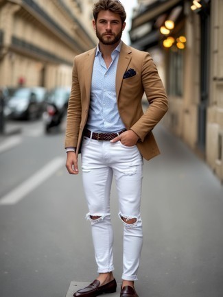 Как носить коричневые кожаные лоферы с светло-коричневым пиджаком мужчине