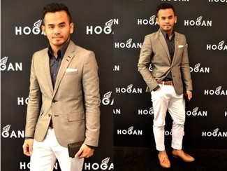 Как носить коричневые кожаные лоферы с светло-коричневым пиджаком мужчине