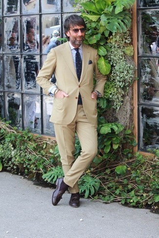 Как носить коричневые кожаные лоферы с светло-коричневым костюмом