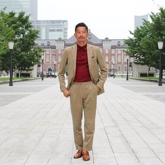 Как носить коричневые кожаные лоферы с светло-коричневым костюмом