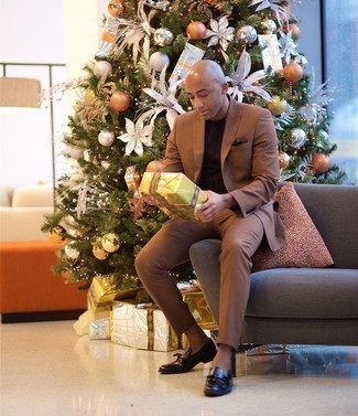 Как носить коричневые кожаные лоферы с светло-коричневым костюмом